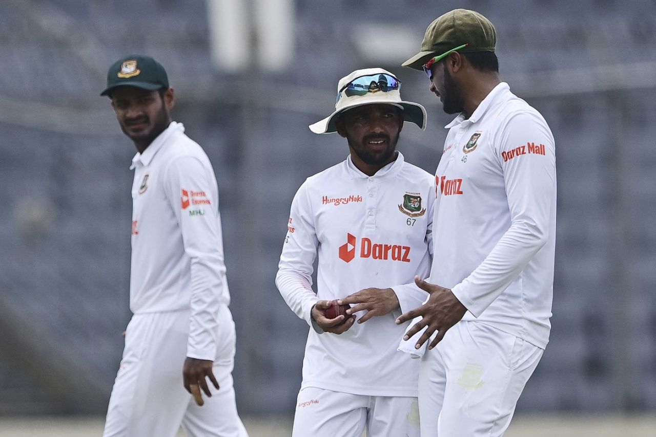 Mominul Haque and Shakib Al Hasan in a discussion, Bangladesh vs Sri Lanka, 2nd Test, Mirpur, 4th day, May 26, 2022