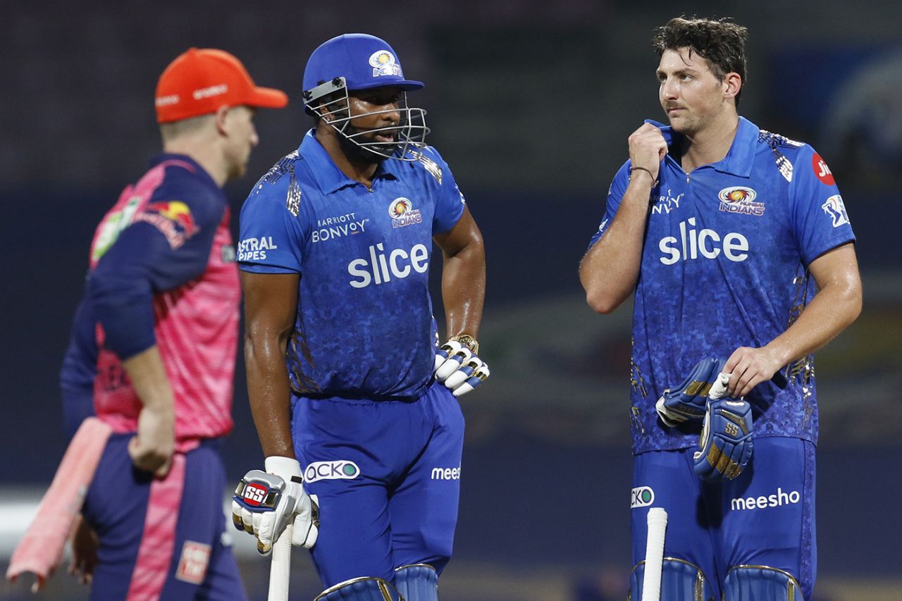 Tim David and Kieron Pollard chat in the middle, Mumbai Indians vs Rajasthan Royals, IPL 2022, DY Patil, Navi Mumbai, April 30, 2022