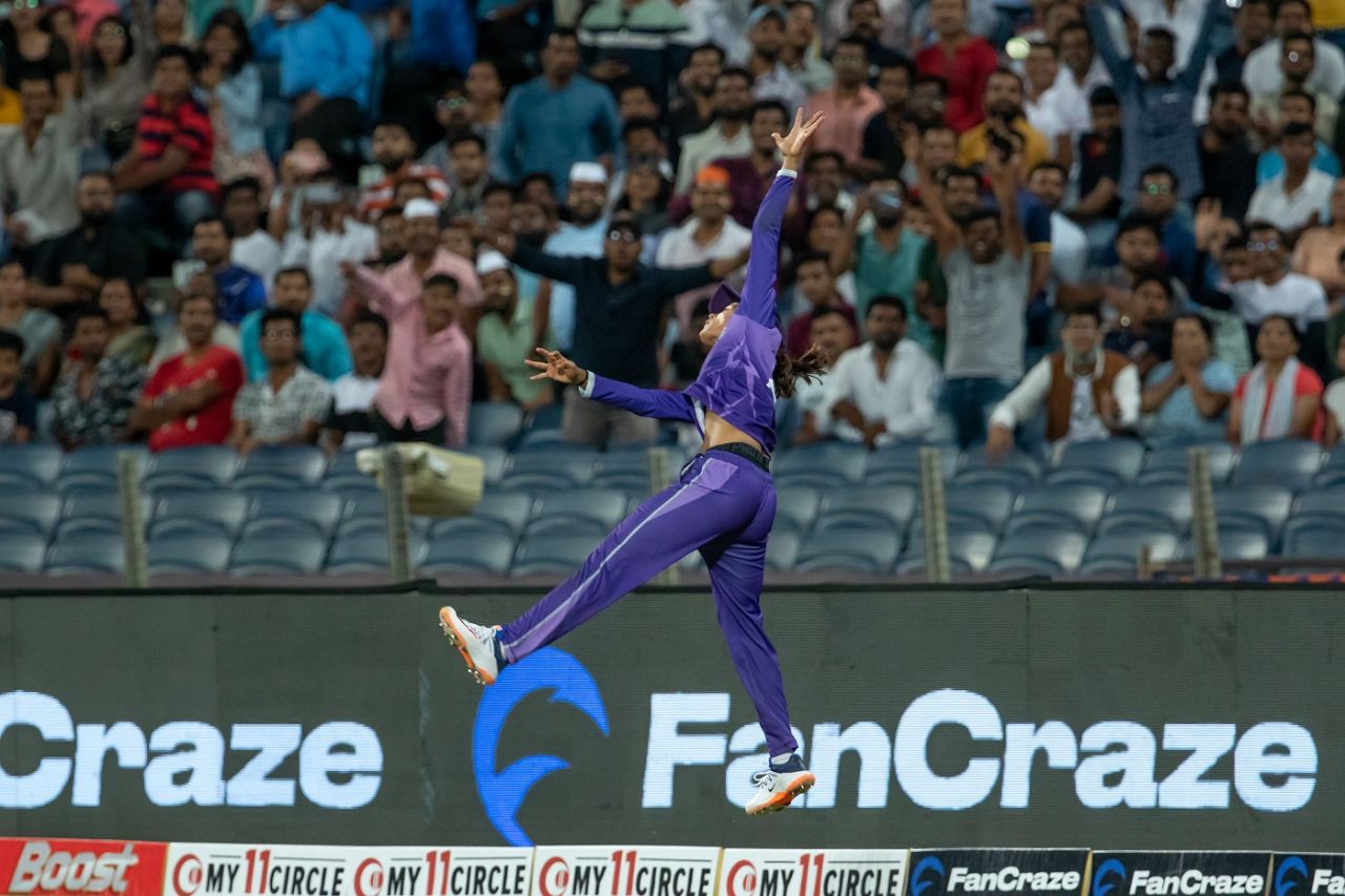 Radha Yadav leapt in the air but couldn't get her hand on the ball, Supernovas vs Velocity, final, Women's T20 Challenge, Pune, May 28, 2022
