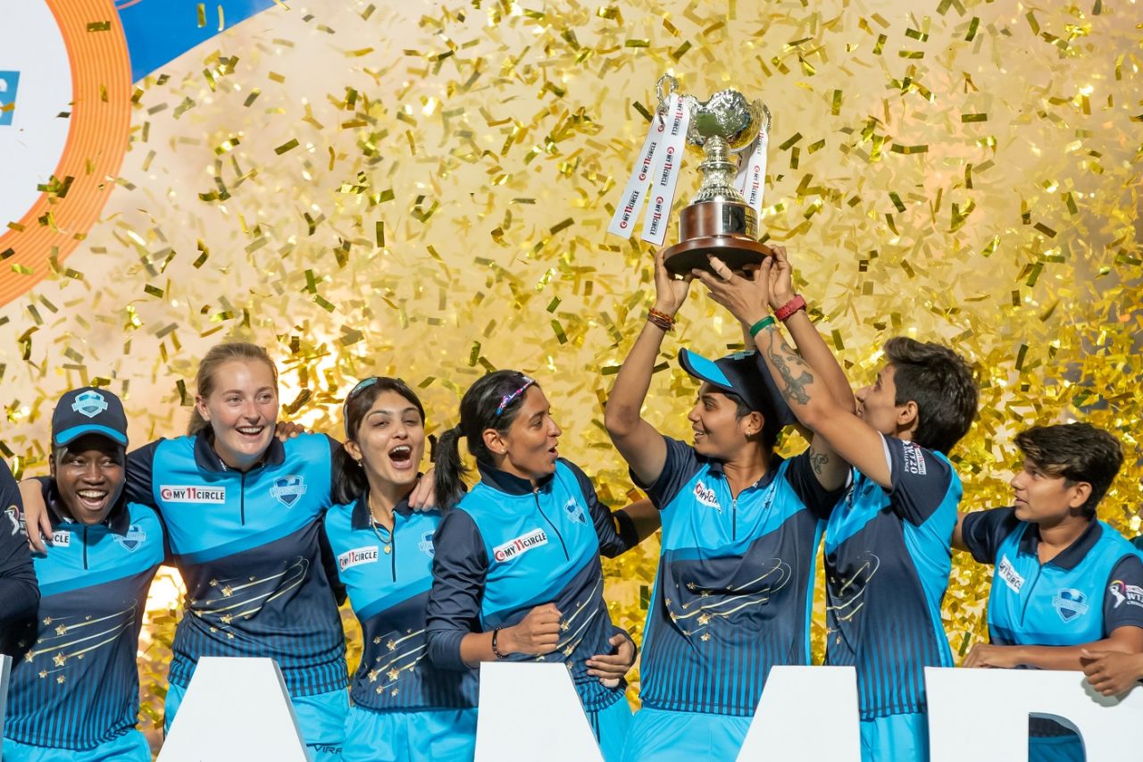 The Supernovas players lift the Women's T20 Challenge 2022 trophy, final, Women's T20 Challenge, Pune, May 28, 2022
