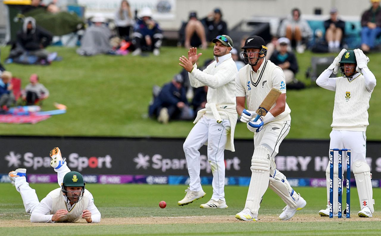 South Africa's fielders react after Dean Elgar drops a catch from Kyle Jamieson, New Zealand vs South Africa, 2nd Test, Christchurch, 3rd day, February 27, 2022