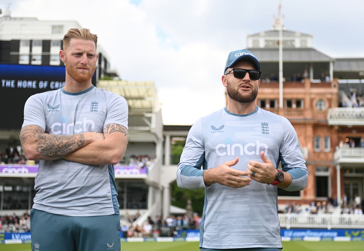 Brendon McCullum and Ben Stokes address the England huddle, England vs New Zealand, 1st Test, Day 1, Lord's, June 2, 2022