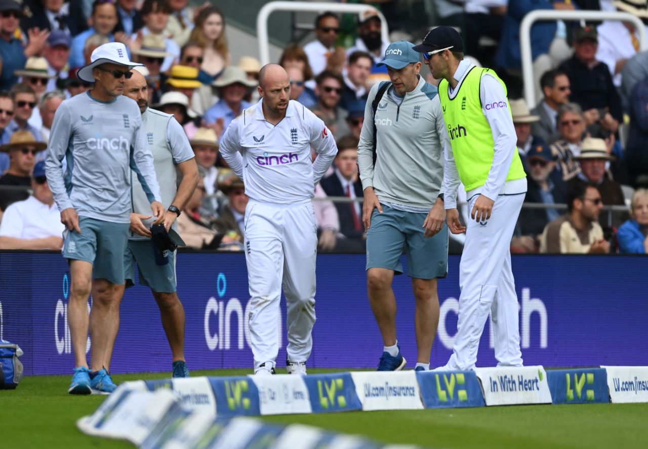 Jack Leach showed signs of concussion after injuring himself while diving to field near the boundary, and had to be subbed out of the match, England vs New Zealand, 1st Test, Day 1, Lord's, June 2, 2022