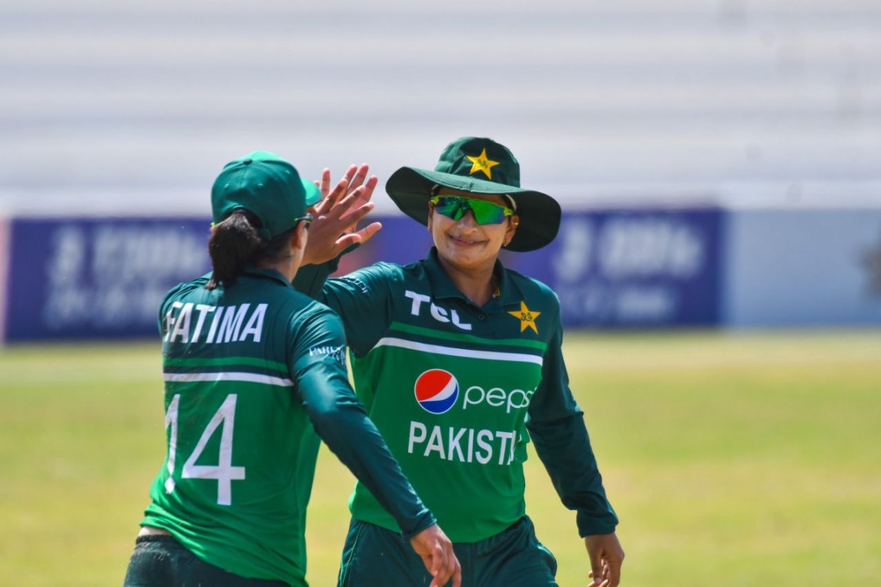 Nida Dar and Fatima Sana celebrate the wicket of Hasini Perera, Pakistan vs Sri Lanka, 2nd women's ODI, Karachi, June 3, 2022