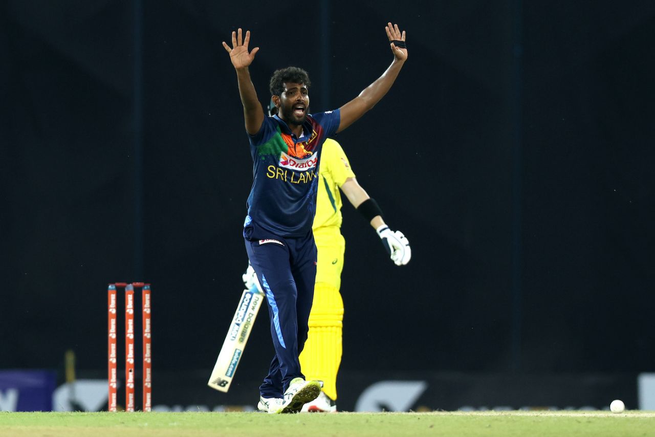 Nuwan Thushara appeals successfully for an LBW to pick up Steve Smith, Sri Lanka vs Australia, 2nd T20I, Colombo, June 8, 2022