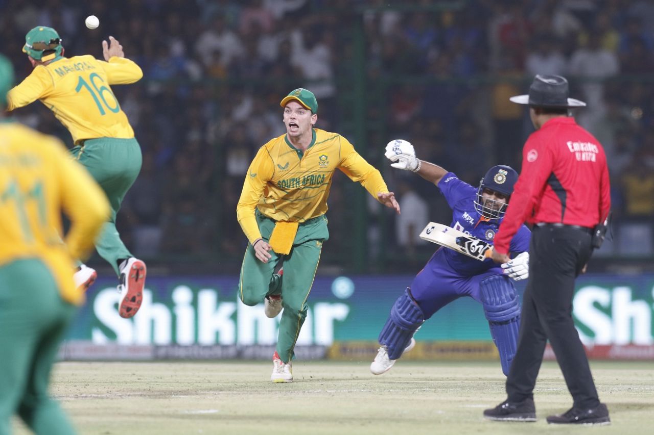 Tristan Stubbs and Rishabh Pant collide, India v South Africa, 1st T20I, Delhi, June 9, 2022