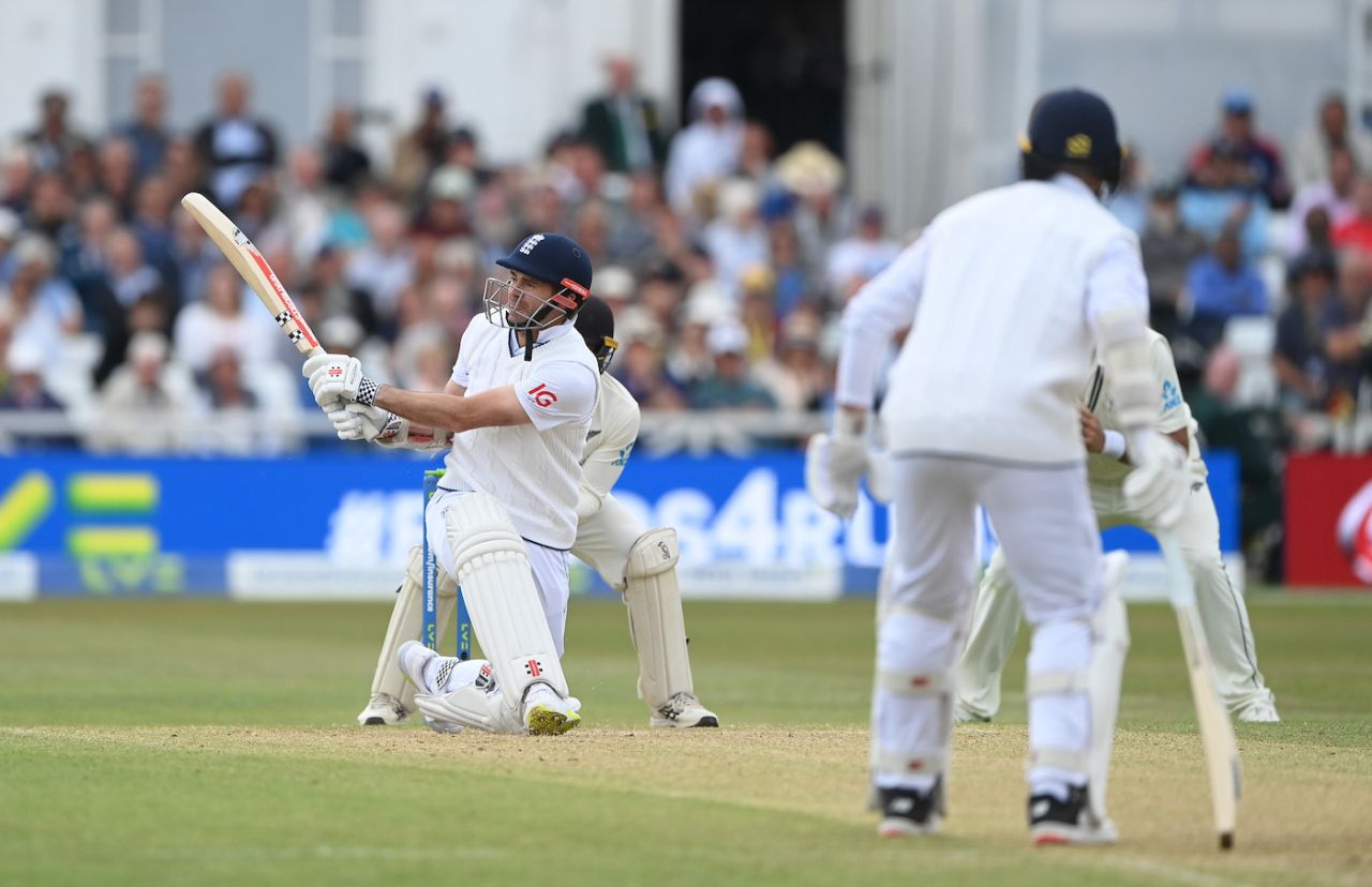 James Anderson scored back-to-back boundaries off Michael Bracewell, England vs New Zealand, 2nd Test, Nottingham, 4th day, June 13, 2022