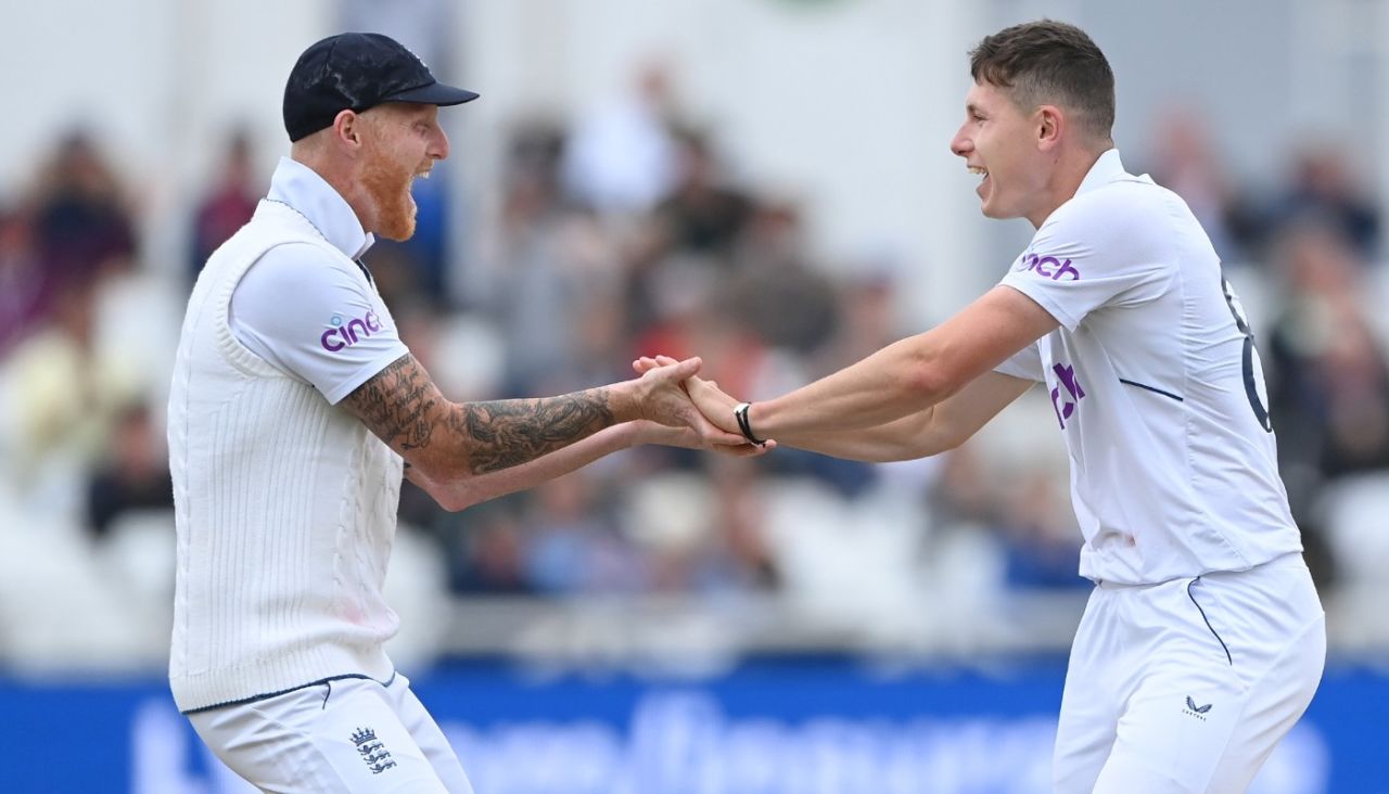 Ben Stokes and Matt Potts celebrate the wicket of Henry Nicholls, England vs New Zealand, 2nd Test, Nottingham, 4th day, June 13, 2022