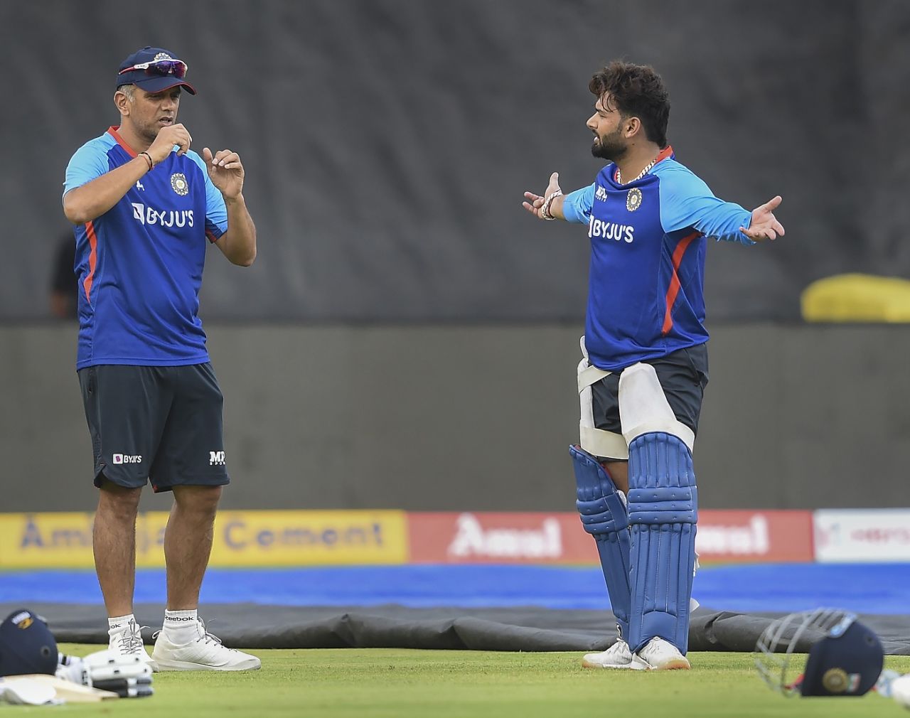 Rahul Dravid chats with Rishabh Pant, Rajkot, June 16, 2022