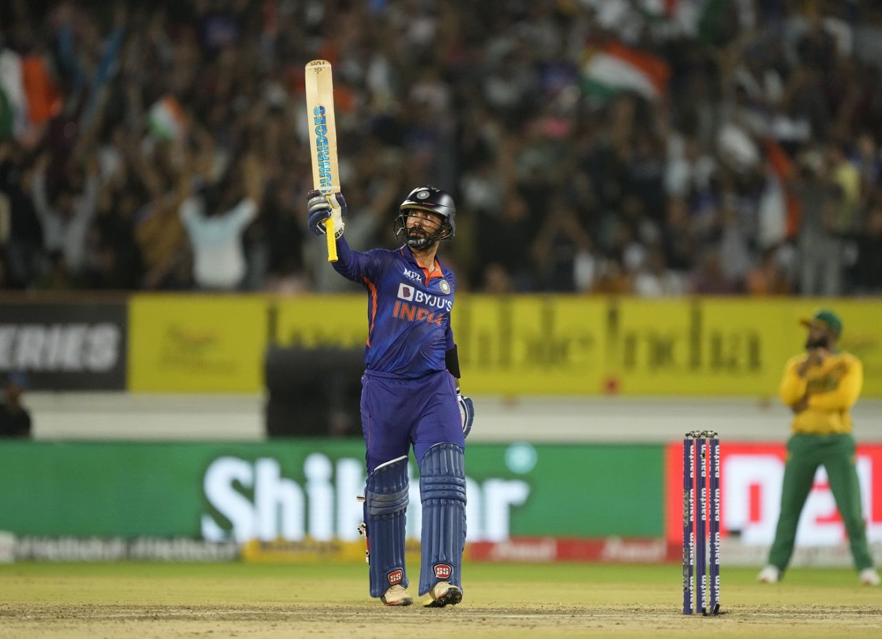 T20 World Cup Squad: Sunil Gavaskar backs Dinesh Karthik for FINISHER's role in T20 WC, says 'He absolutely should be on flight to Australia'