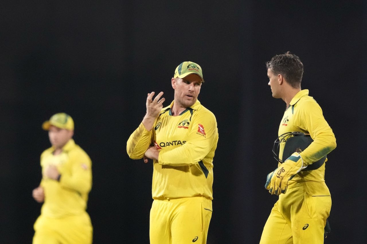 Aaron Finch consults Alex Carey during Sri Lanka's chase, Sri Lanka vs Australia, 3rd ODI, Colombo, June 19, 2022