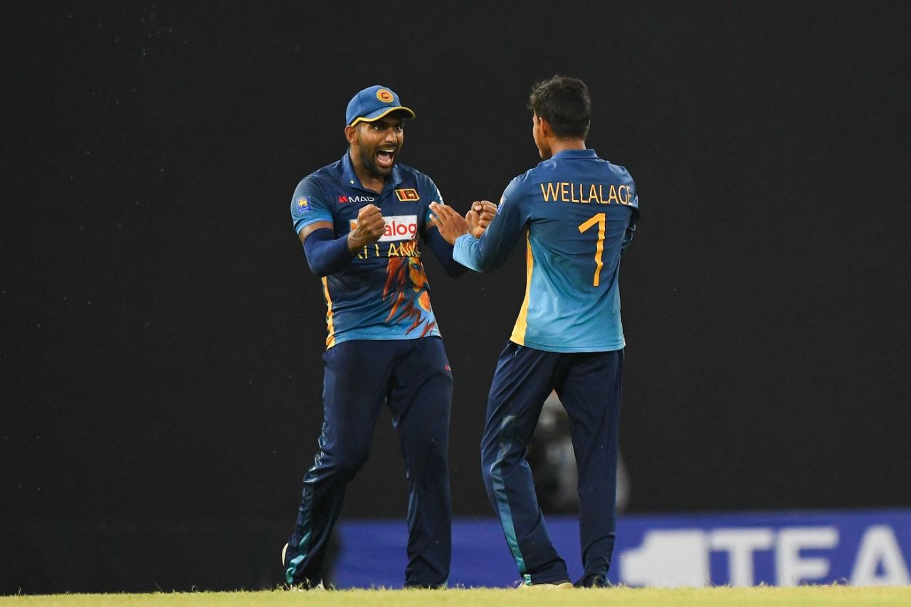 Dunith Wellalage and Chamika Karunaratne celebrate after removing Warner, Sri Lanka vs Australia, 5th ODI, Colombo, June 24, 2022