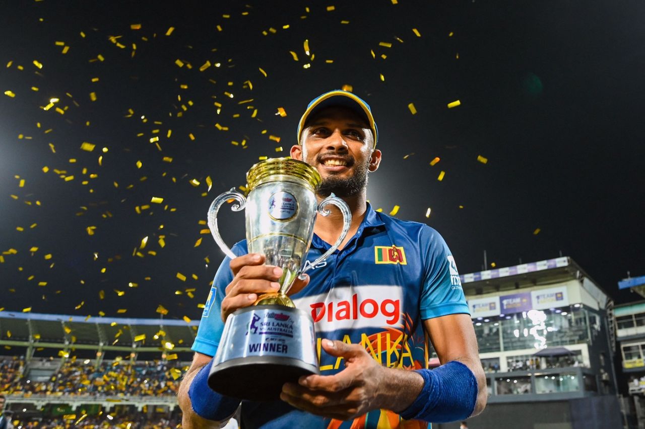 Dasun Shanaka with the trophy, Sri Lanka vs Australia, 5th ODI, Colombo, June 24, 2022