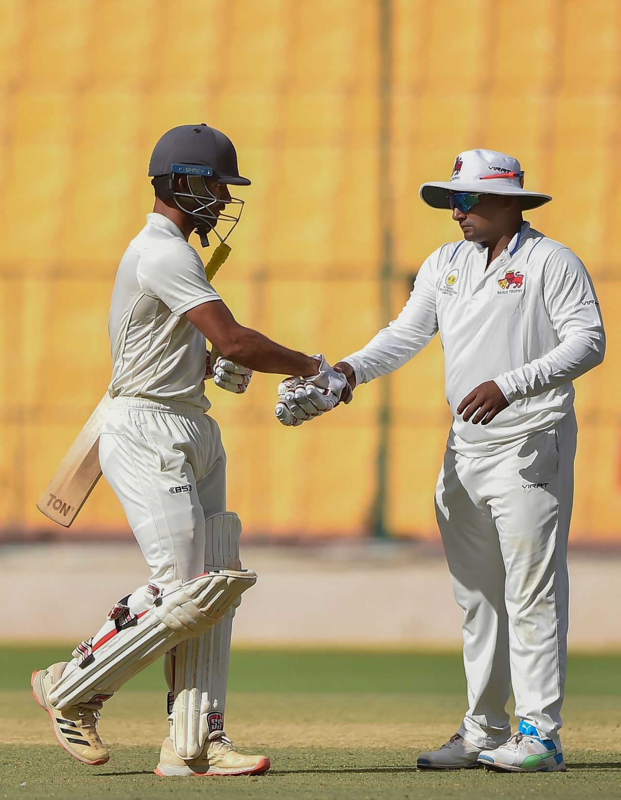 Centurions meet: Sarfaraz Khan shakes hands with Yash Dubey after his dismissal, Mumbai vs MP, Ranji Trophy 2021-22 final, Bengaluru, June 24, 2022