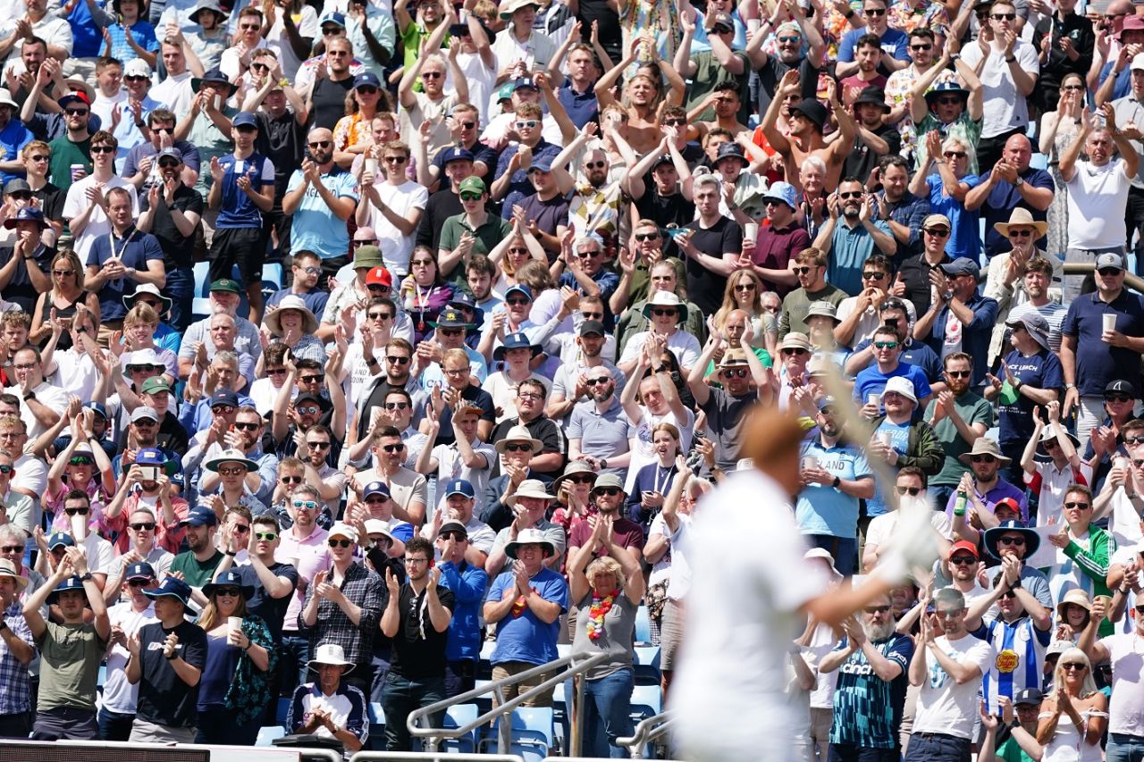The crowd applauds Jonny Bairstow as he walks back, England vs New Zealand, 3rd Test, Headingley, 3rd day, June 25, 2022