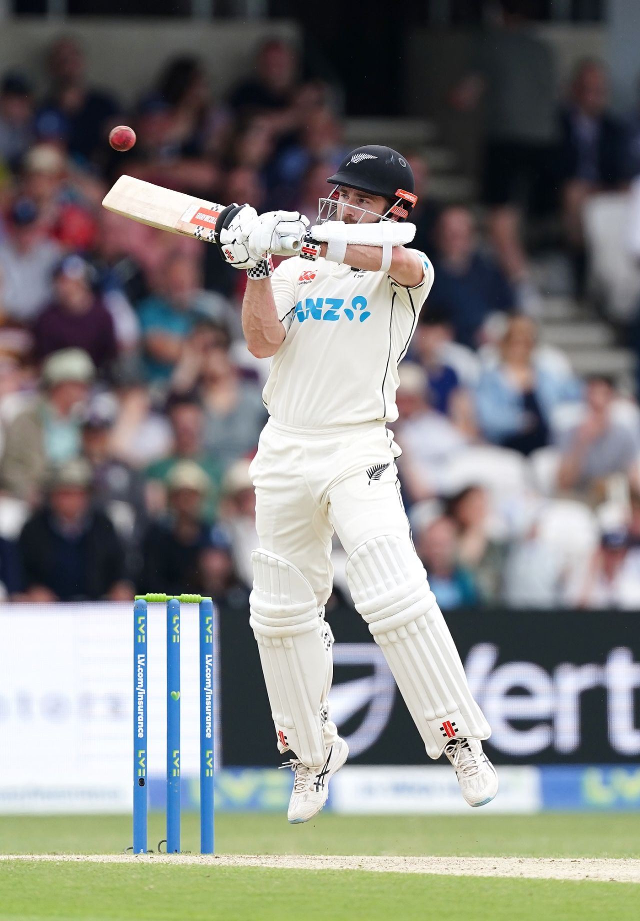 Kane Williamson goes airborne, England vs New Zealand, 3rd Test, Headingley, 3rd day, June 25, 2022