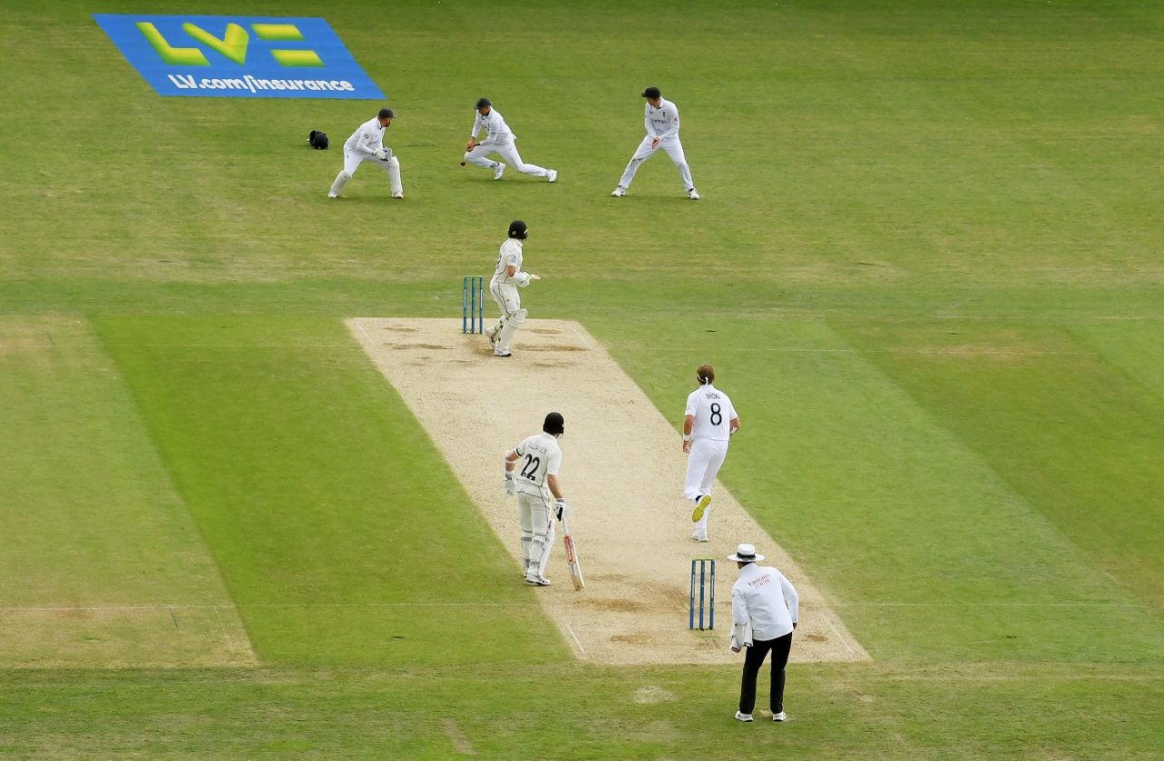 Joe Root puts down Tom Latham Stuart Broad, England vs New Zealand, 3rd Test, Headingley, 3rd day, June 25, 2022