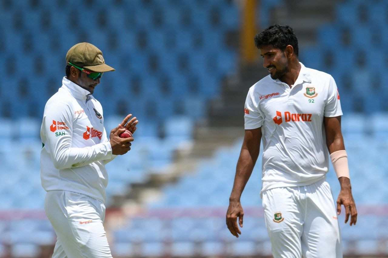 Shakib Al Hasan has a chat with Khaled Ahmed, West Indies vs Bangladesh, 2nd Test, St Lucia, 2nd day, June 25, 2022