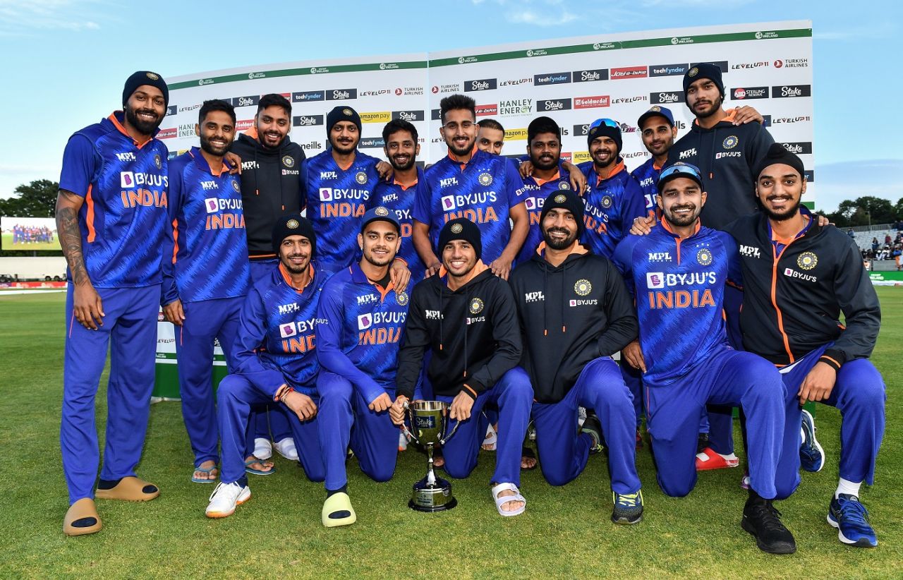 The Indian team poses with the trophy
, Ireland vs India, 2nd T20I, Dublin, June 28, 2022
