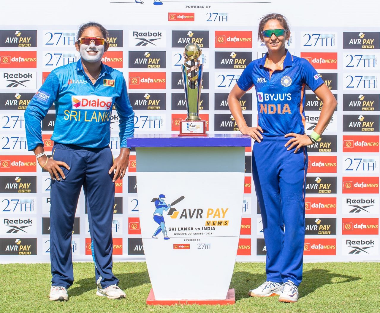 Rashmi de Silva gets her ODI cap from Oshadi Ranasinghe | ESPNcricinfo.com