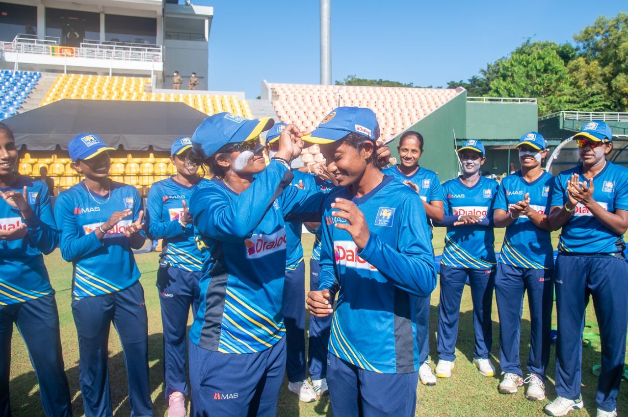 Rashmi de Silva gets her ODI cap from Oshadi Ranasinghe | ESPNcricinfo.com