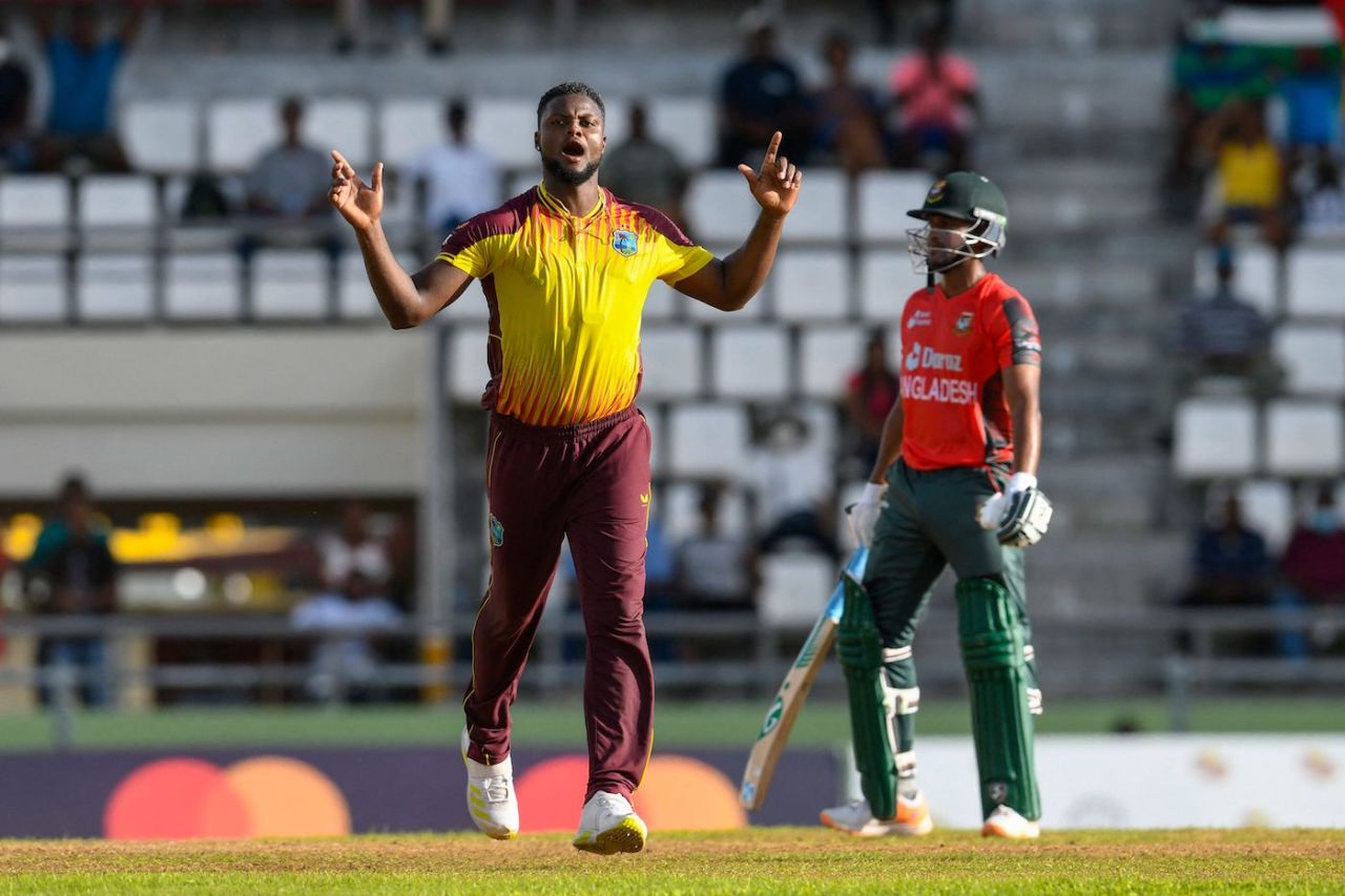 Romario Shepherd picked up two wickets during Bangladesh's chase, West Indies vs Bangladesh, 2nd T20I, Roseau, July 3, 2022
