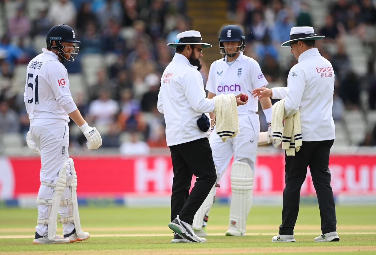 Jonny Bairstow and Joe Root watch as umpires Aleem Dar and Richard Kettleborough check the condition of the ball, England vs India, 5th Test, Edgbaston, 5th day, July 5, 2022