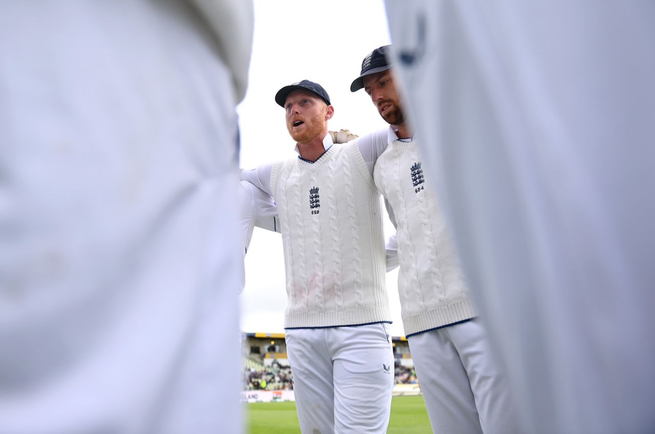 Ben Stokes gives his team a talk in the huddle, England vs India, 5th Test, Birmingham, 2nd day, July 2, 2022