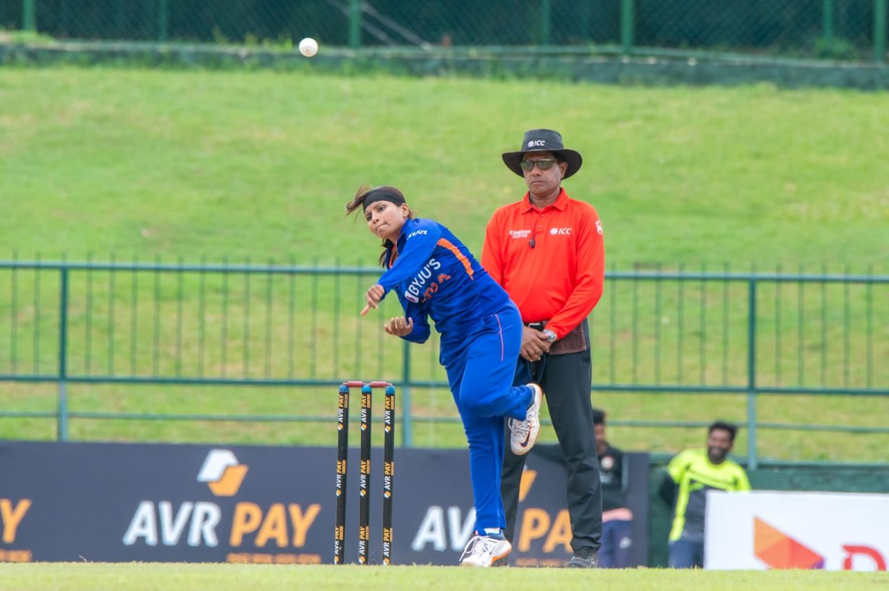 Rajeshwari Gayakwad tosses one up, Sri Lanka vs India, 3rd women's ODI, Pallekele, July 7, 2022