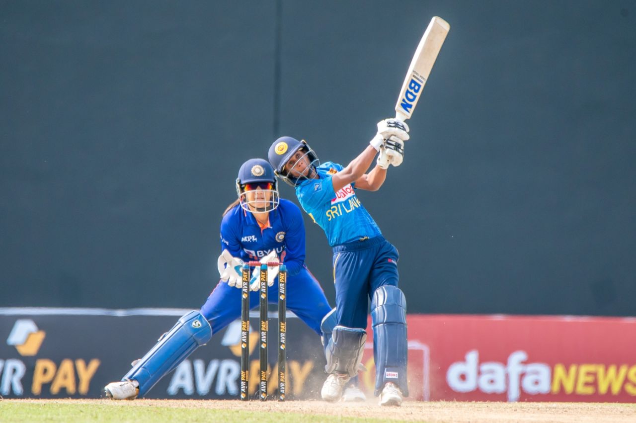 Nilakshi de Silva goes over the top, Sri Lanka vs India, 3rd women's ODI, Pallekele, July 7, 2022