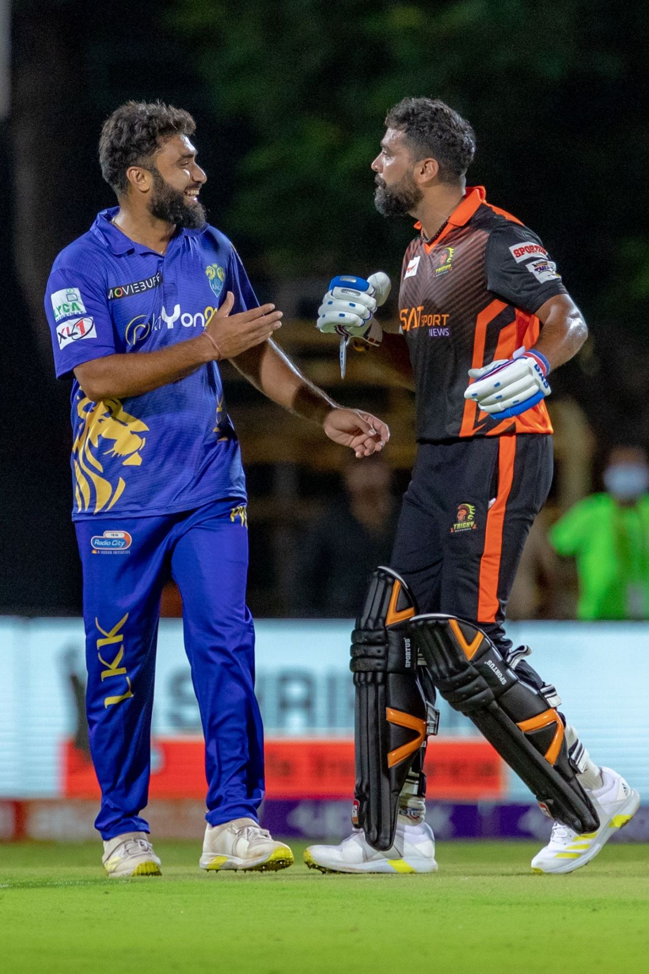 Abhishek Tanwar and M Vijay share a lighter moment, Lyca Kovai Kings vs Ruby Trichy Warriors, TNPL 2022, Coimbatore, July 10, 2022