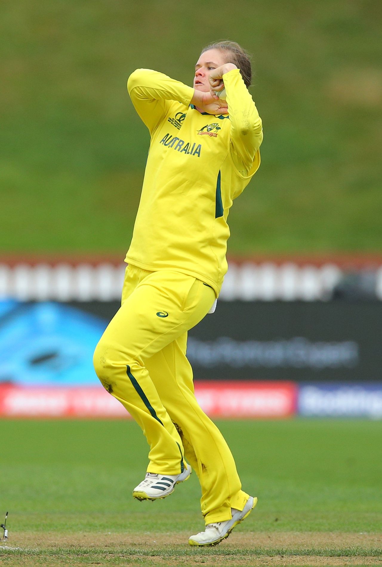 Jess Jonassen in her delivery stride, Australia vs Bangladesh, ODI World Cup, Wellington, March 25, 202