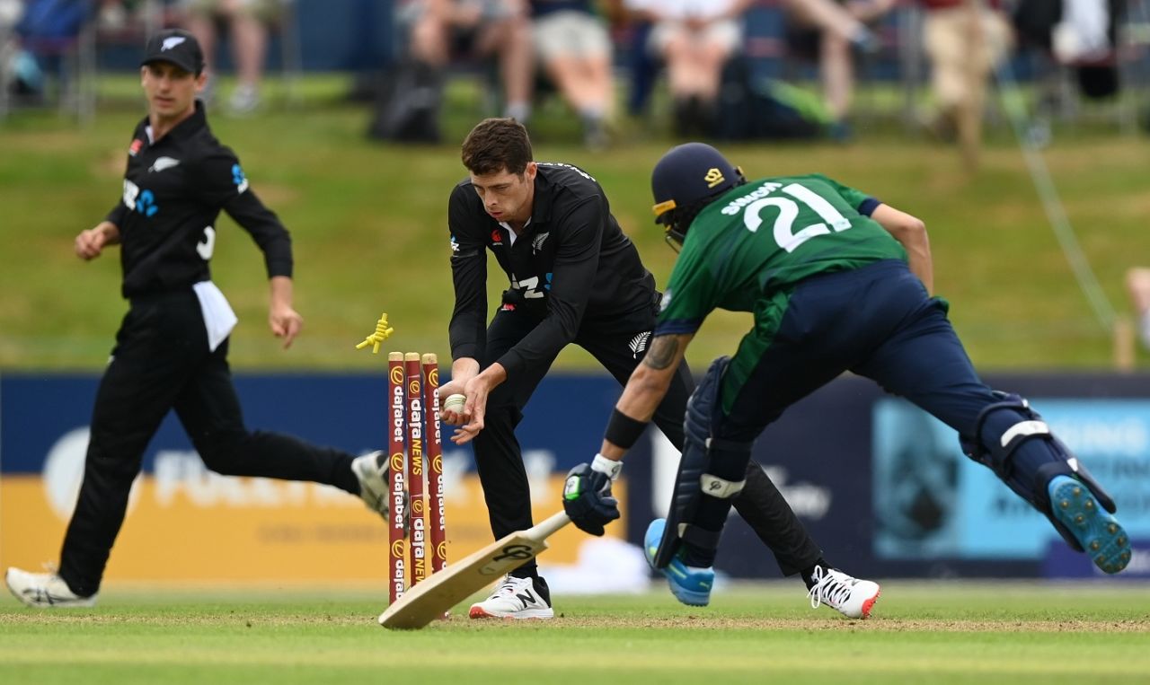 Mitchell Santner runs Simi Singh out, Ireland vs New Zealand, 2nd ODI, Dublin, July 12, 2022