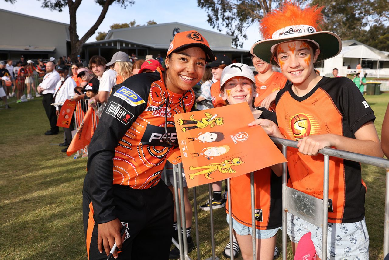 Alana King poses for a photo with young fans, Perth Scorchers vs Sydney Sixers, WBBL, Lilac Hill, October 31, 2021
