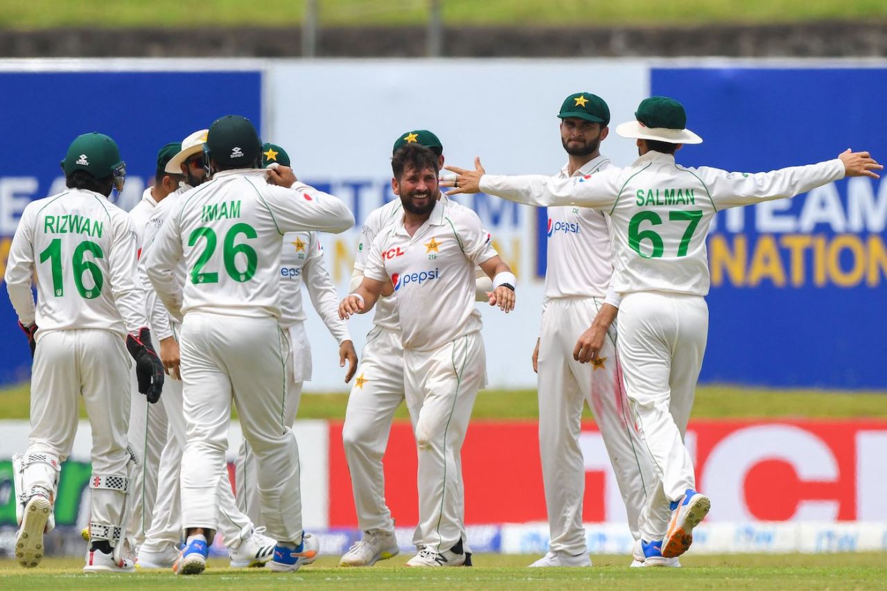The Pakistan players get together to celebrate after Yasir Shah sent back Angelo Mathews, Sri Lanka vs Pakistan, 1st Test, Galle, 1st day, July 16, 2022