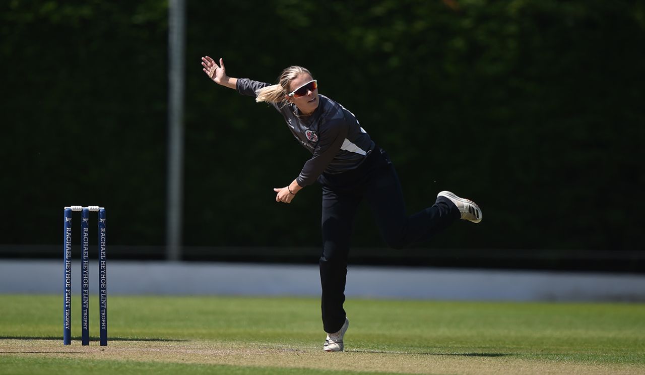 Alex Hartley in full flight, Rachael Heyhoe Flint Trophy, Lightning vs Thunder, Loughborough, July 09, 2022