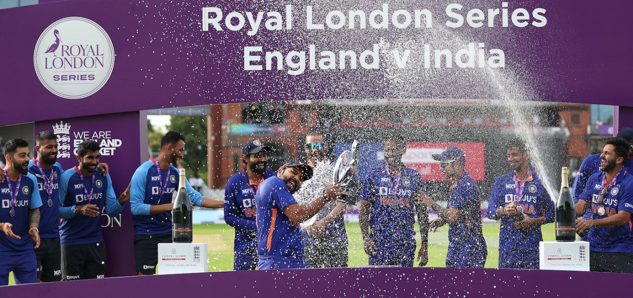 The Indian team celebrates after sealing the ODI series 2-1, England vs India, 3rd ODI, Manchester, July 17, 2022