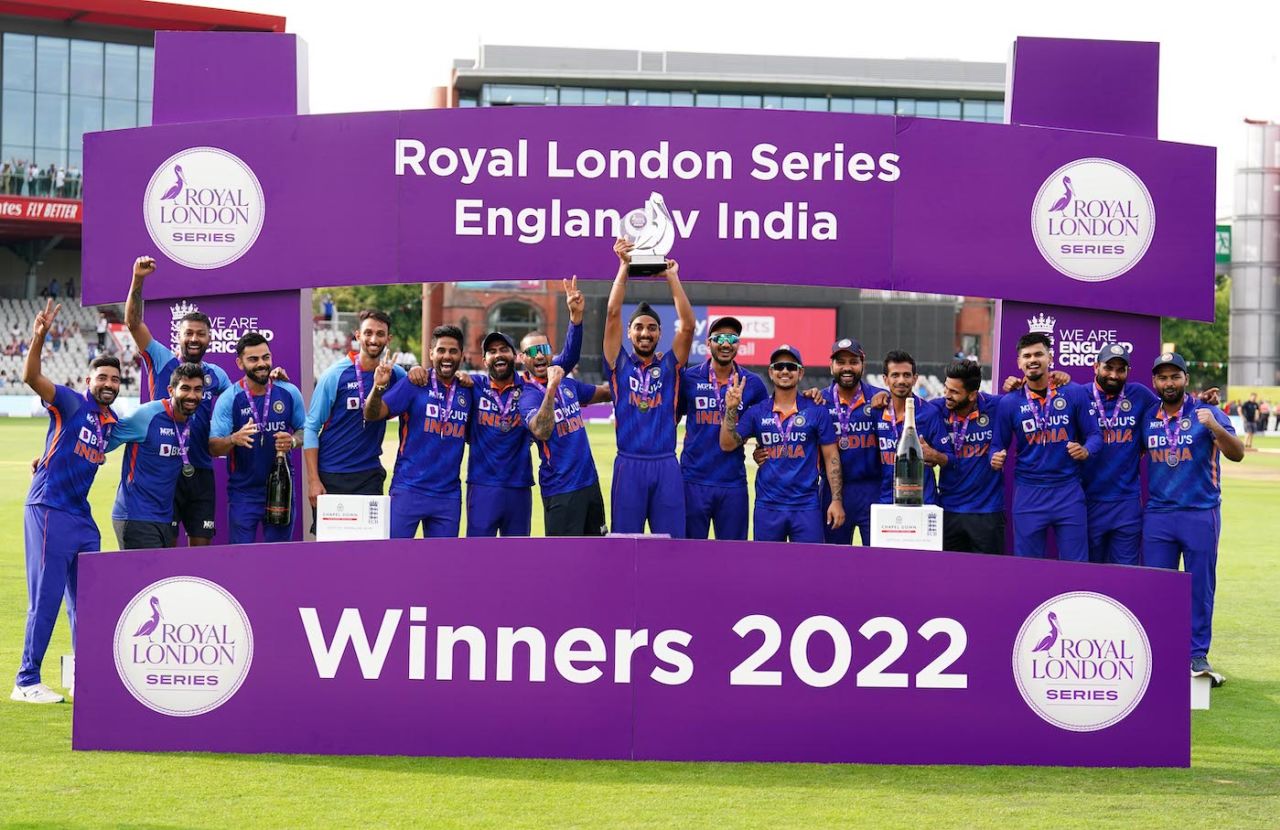 The Indian team collectively poses with the trophy after defeating England, England vs India, 3rd ODI, Manchester, July 17, 2022