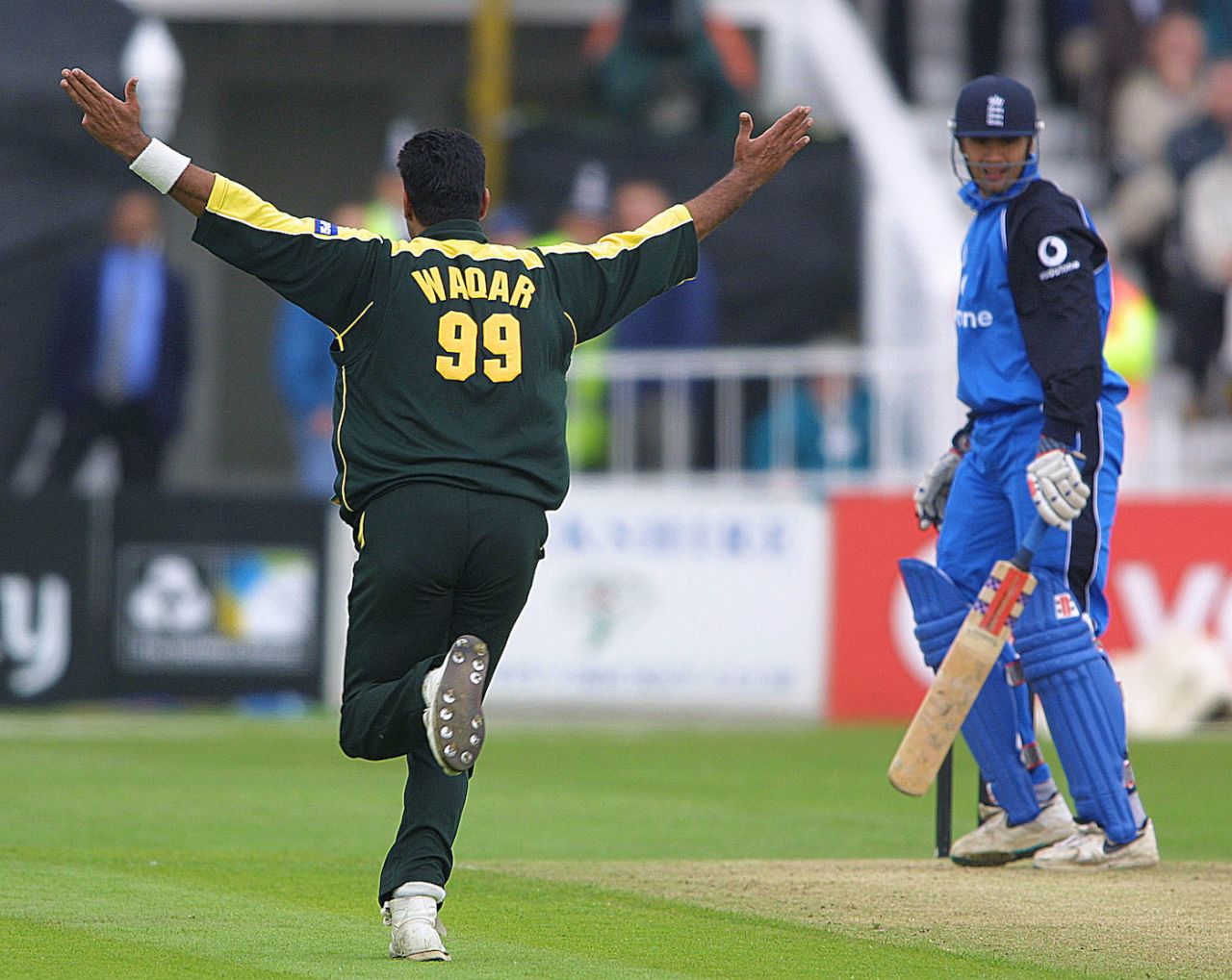 Waqar Younis dismisses Owais Shah, England vs Pakistan, NatWest Series, 7th ODI, Headingley, 17 June 2001
