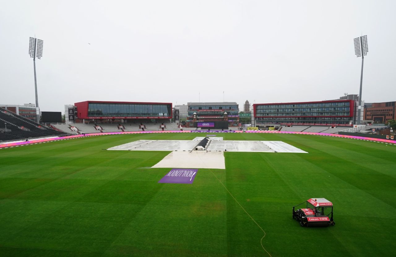There was no immediate prospect of play in the second ODI at Old Trafford, England vs South Africa, 2nd ODI, Old Trafford, July 22, 2022