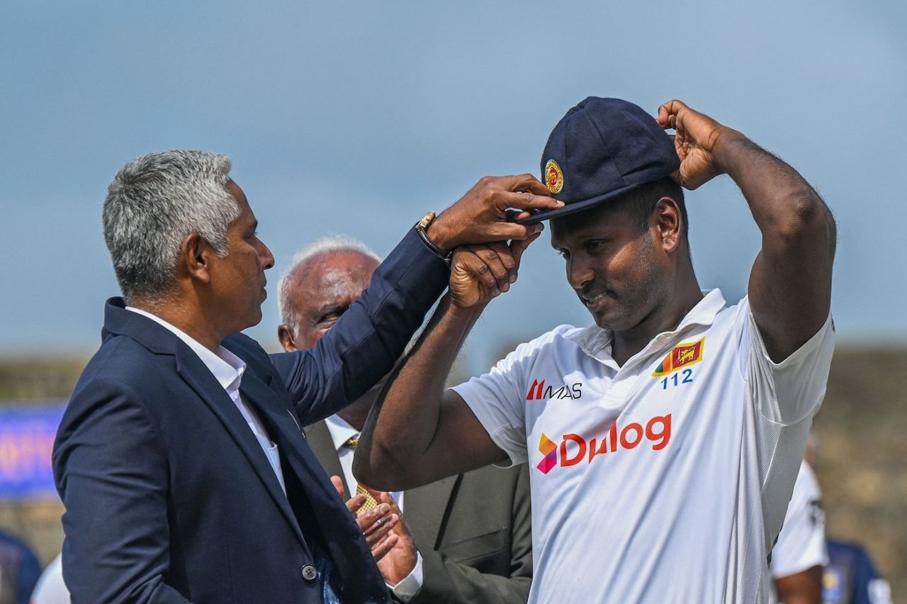 Angelo Mathews gets a cap to mark the occasion of his 100th Test appearance from Chaminda Vaas, Sri Lanka vs Pakistan, 2nd Test, Galle, 1st day, July 24, 2022