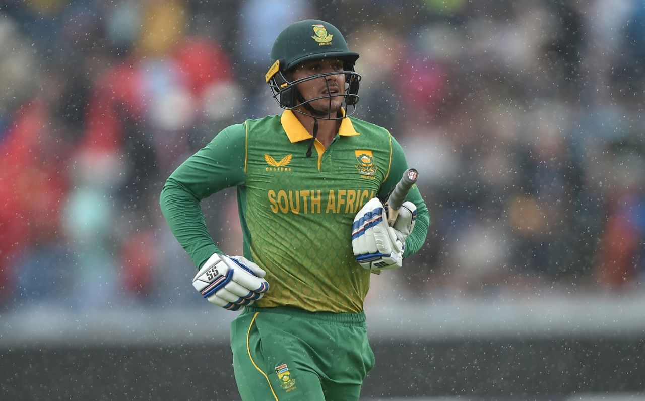 Quinton de Kock runs back as rain came down in Headingley, England vs South Africa, 3rd ODI, Headingley, July 24, 2022