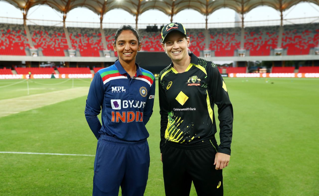 Meg Lanning and Harmanpreet Kaur pose at the toss, Gold Coast, October 9, 2021
