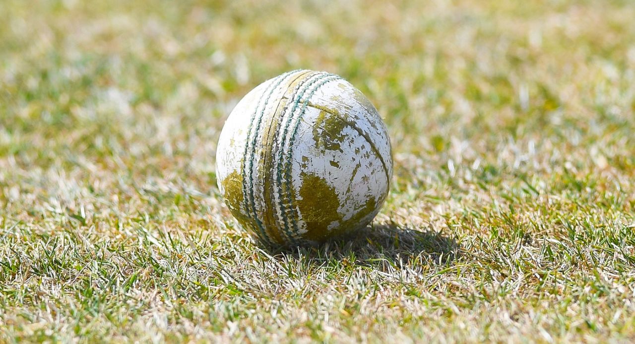 Dumped with dirt: the white ball lives by itself on the grass, Scotland vs New Zealand, 2nd T20I, Edinburgh, July 29, 2022