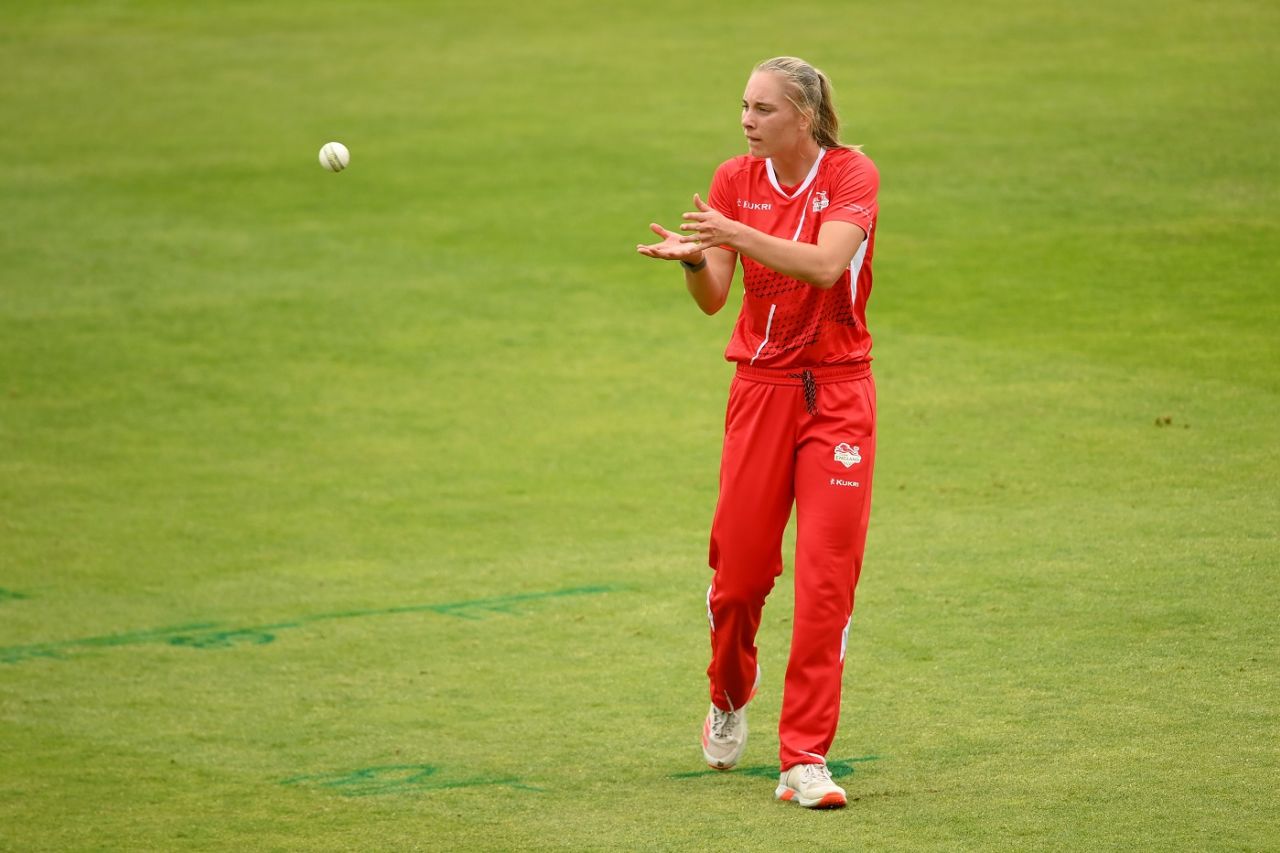 Freya Kemp collects the ball, England vs South Africa, Commonwealth Games, Birmingham, August 2, 2022