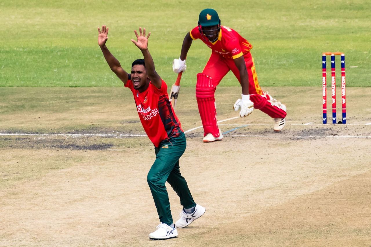 Mustafizur Rahman goes up in appeal, Zimbabwe vs Bangladesh, 3rd T20I, Harare, August 2, 2022
