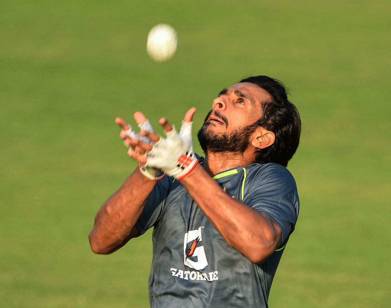 Hasan Ali catches a ball during a practice session, Rawalpingi, September 14, 2021
