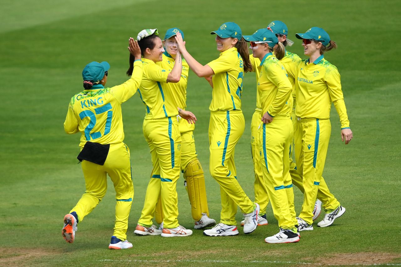 Megan Schutt's team-mates congratulate her after she removed Muneeba Ali, Australia vs Pakistan, Commonwealth Games, Birmingham, August 3, 2022
