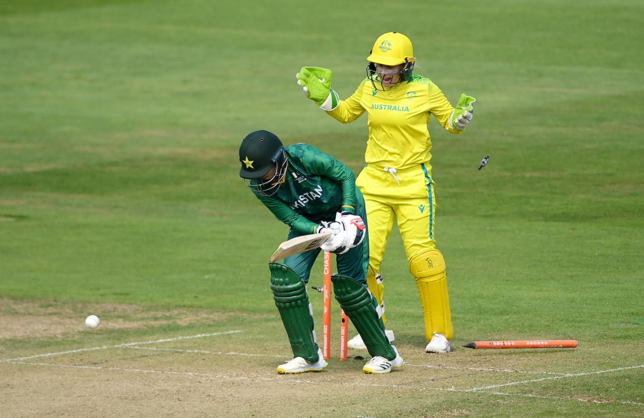 Omaima Sohail lost her leg stump off Alana King's first ball, much to the delight of Alyssa Healy, Australia vs Pakistan, Commonwealth Games, Birmingham, August 3, 2022
