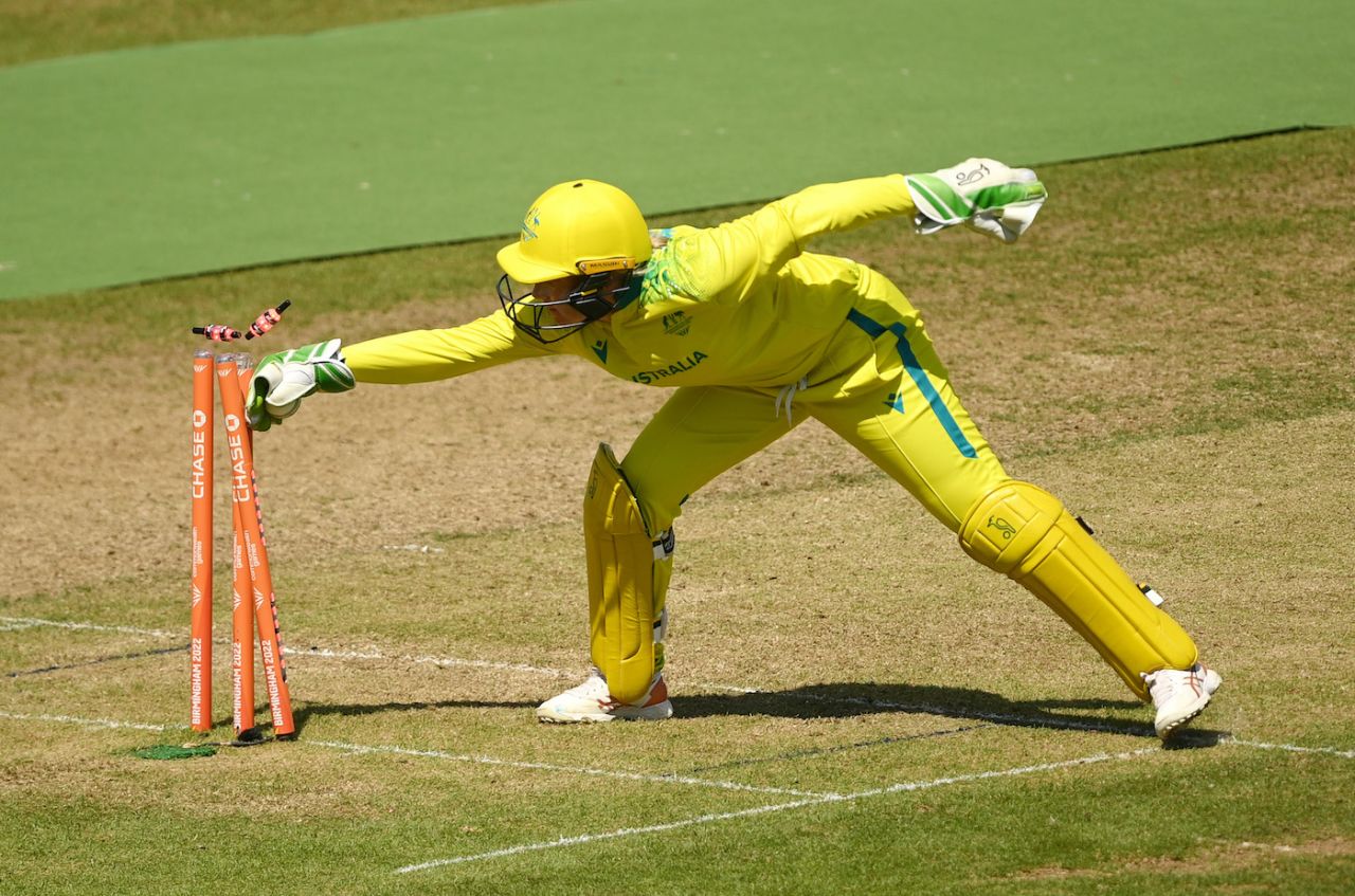 Alyssa Healy whips off the bails to complete Aliya Riaz's run out, Australia vs Pakistan, Commonwealth Games, Birmingham, August 3, 2022

